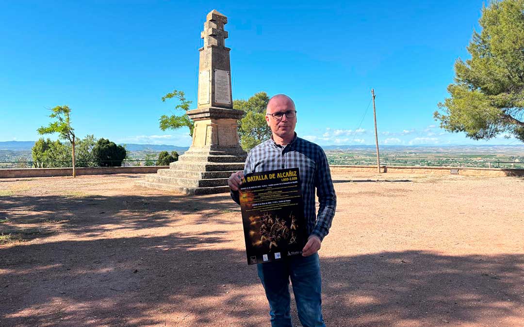Carlos Andreu con el cartel con los actos de la conmemoración./ M.M.R.