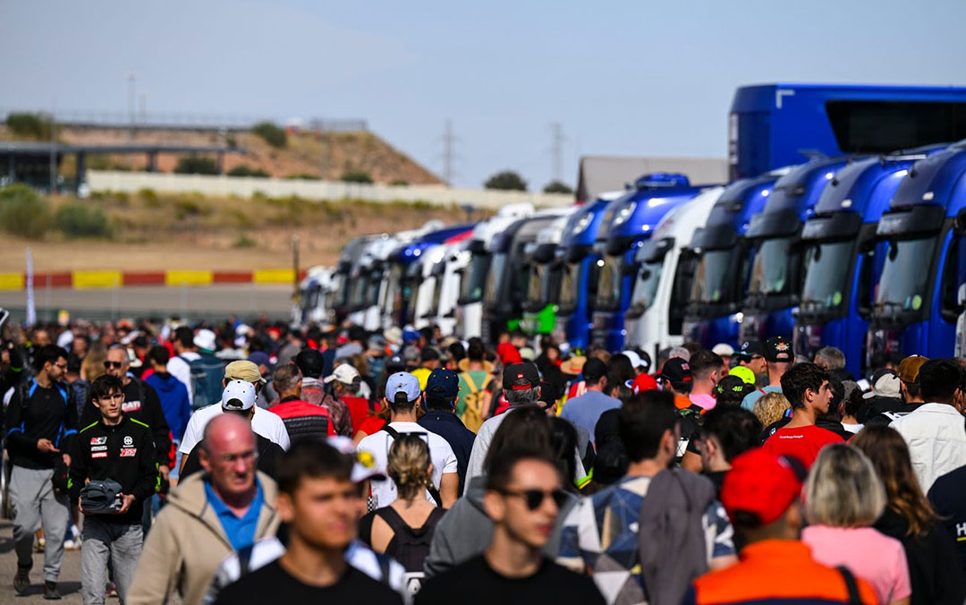 Afición en el paddock de WorldSBK en MotorLand Aragón 2025 / Cedida