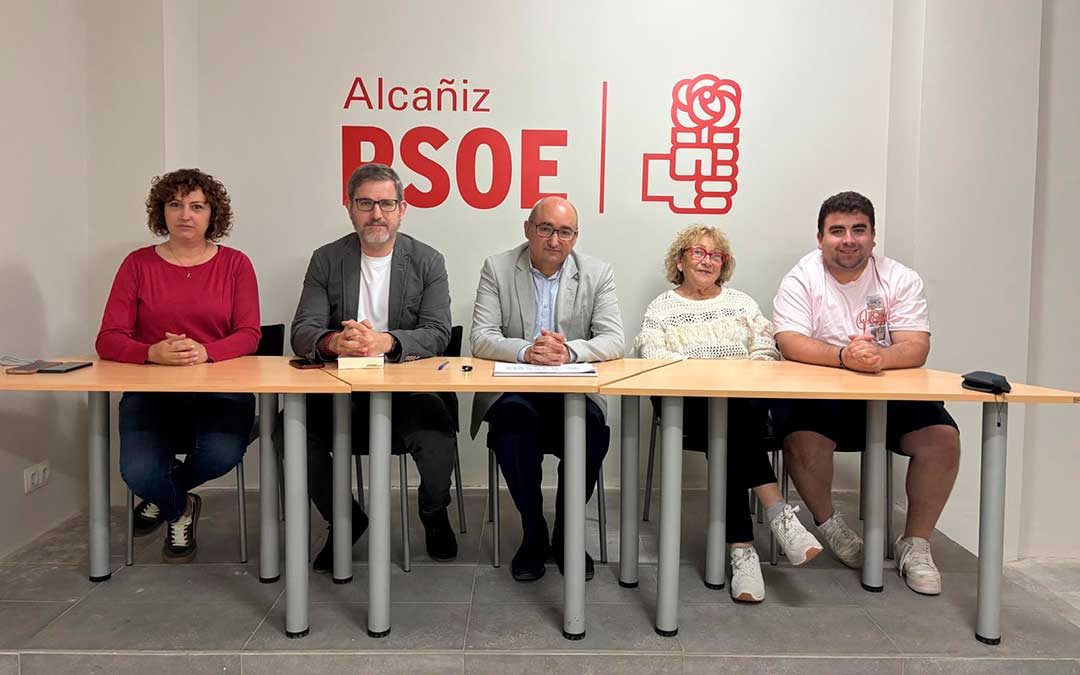 Parte del grupo socialista en el Ayuntamiento de Alcañiz este lunes en la sede del partido. / M.M.R.