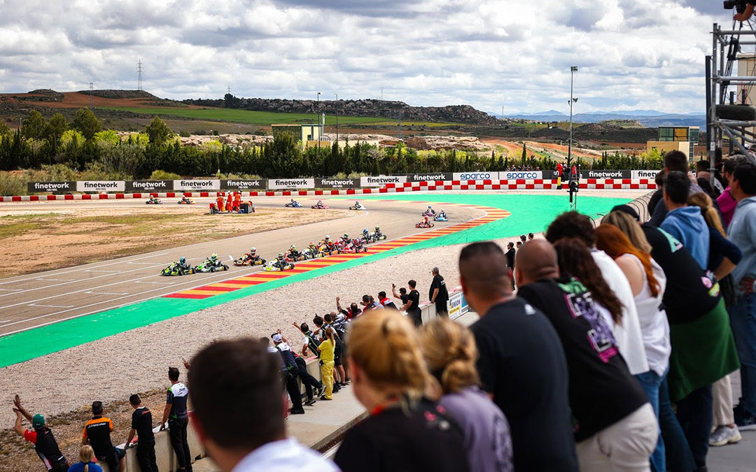 Las gradas del Karting Internacional de Motorland llenas durante el CEK / Motorland Aragón