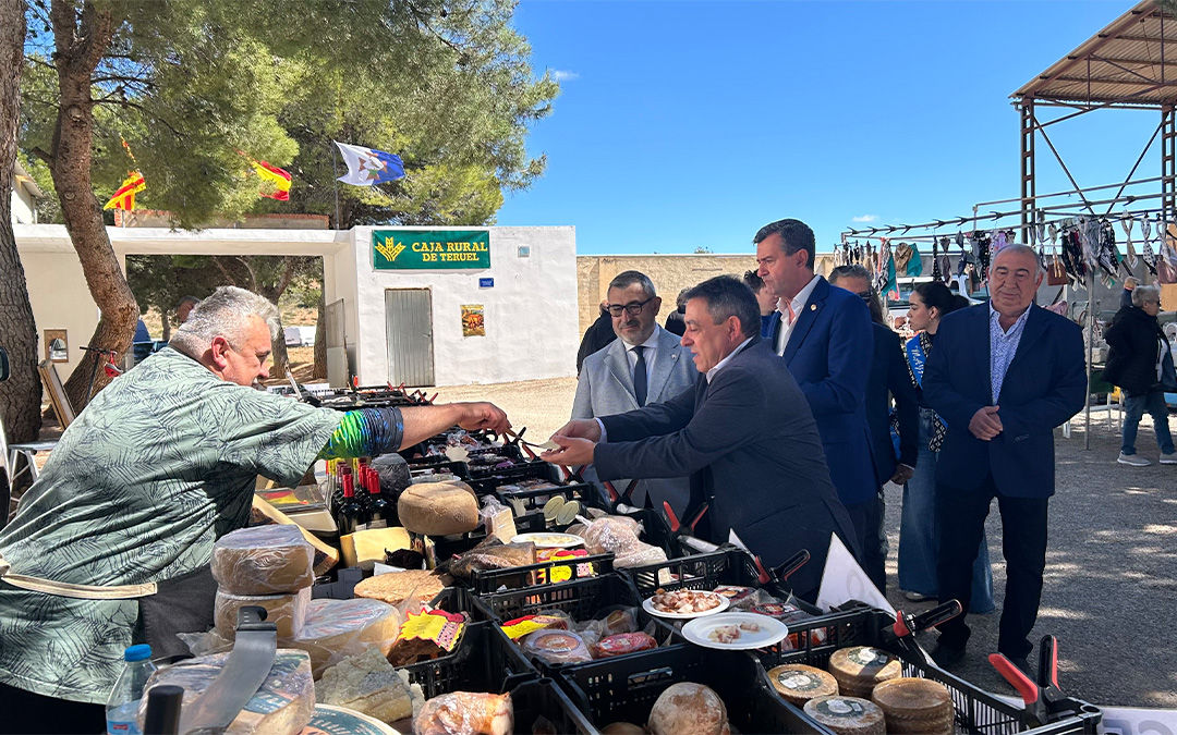 Autoridades degustando este sábado algunos de los productos de la feria de Samper de Calanda / L.O.