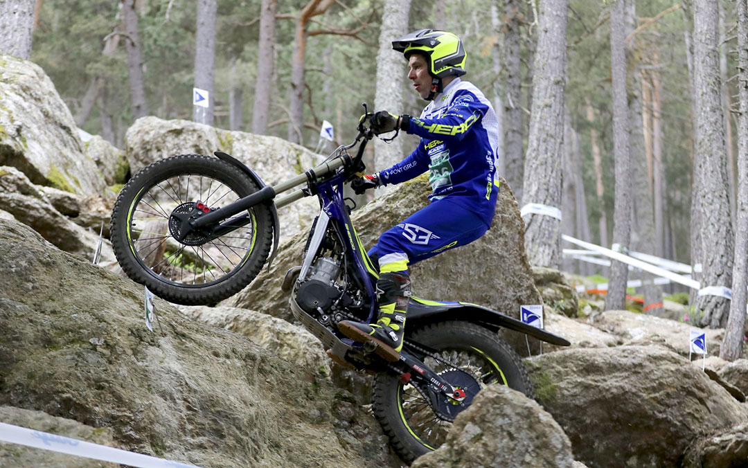 Sergio Puyo sobre la moto durante una competición / Cedida