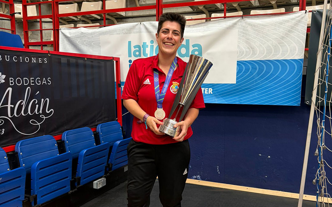 Rebeca Torralba con el trofeo de subcampeón del Campeonato de España Sub-12 / Cedida
