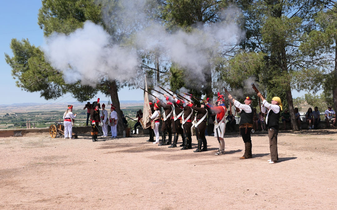 Momento de las salvas de honor en recuerdo a los héroes de la batalla./ L.C.