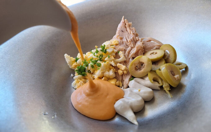 Salmorejo con mayonesa de anchoas, huevo duro y lascas de atún
