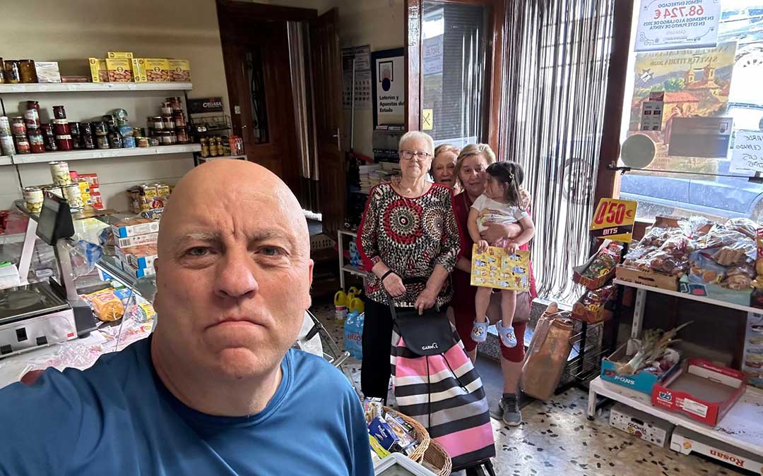 Último día de servicio de Casa Luis en Samper, que ha tenido clientela de 5 a 90 años. / Luis Abadía