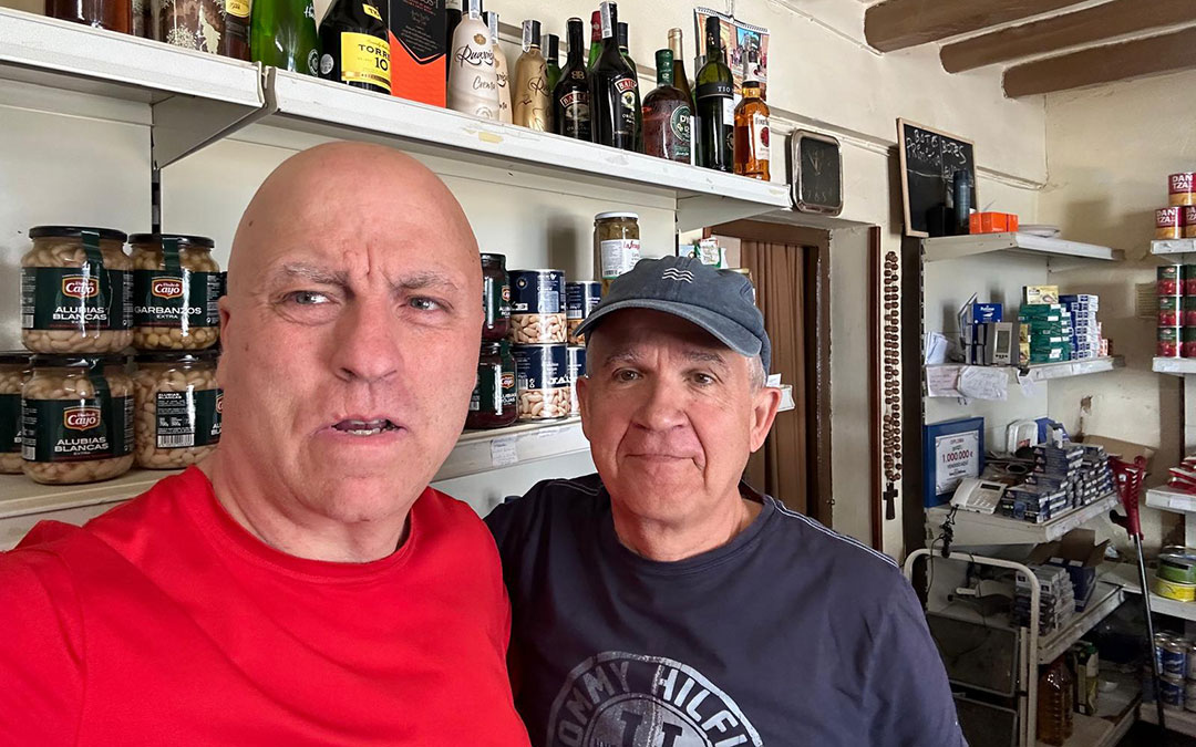 Último día de servicio de Casa Luis en Samper de Calanda y foto de recuerdo de Luisito con la clientela. / Luis Abadía