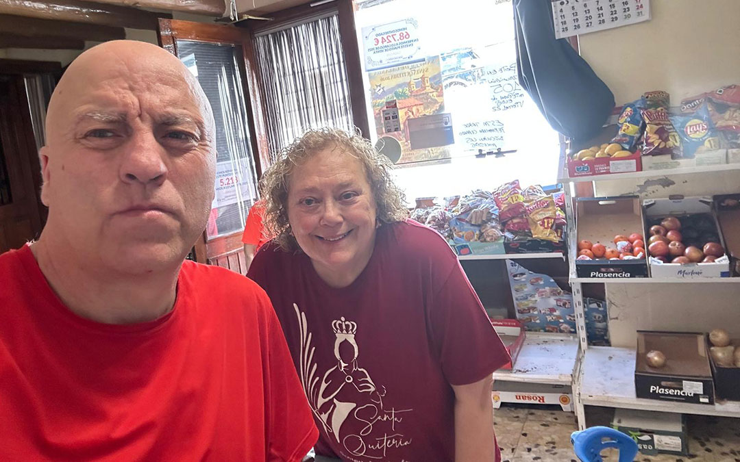 Último día de servicio de Casa Luis en Samper de Calanda y foto de recuerdo de Luisito con la clientela. / Luis Abadía