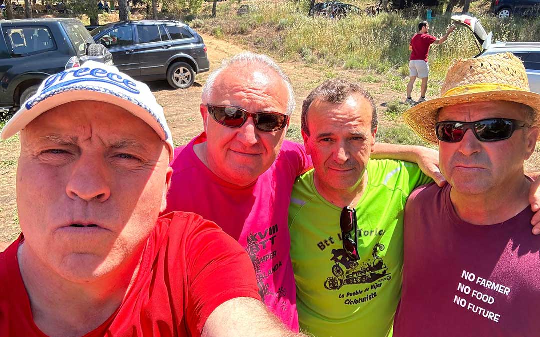Último día de servicio de Casa Luis en Samper de Calanda y foto de recuerdo de Luisito en la romería a Santa Quiteria como broche. / Luis Abadía