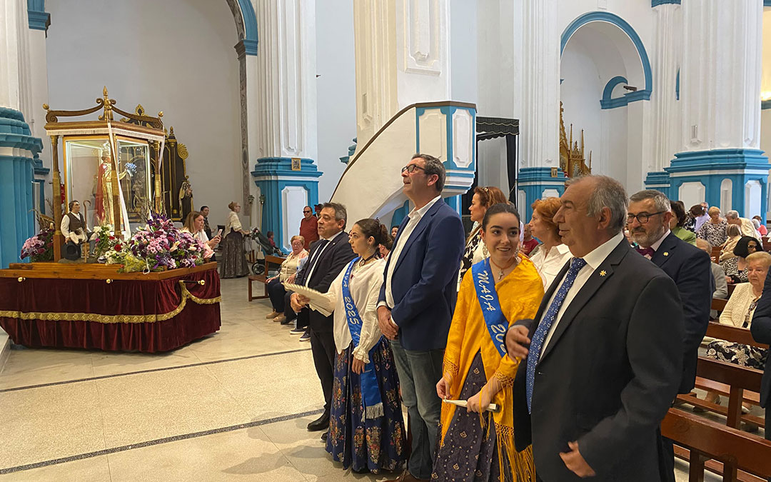 Alfonso Pérez, Rafa Guia y las majas frente a la patrona en la parroquia / Jesús Burgos