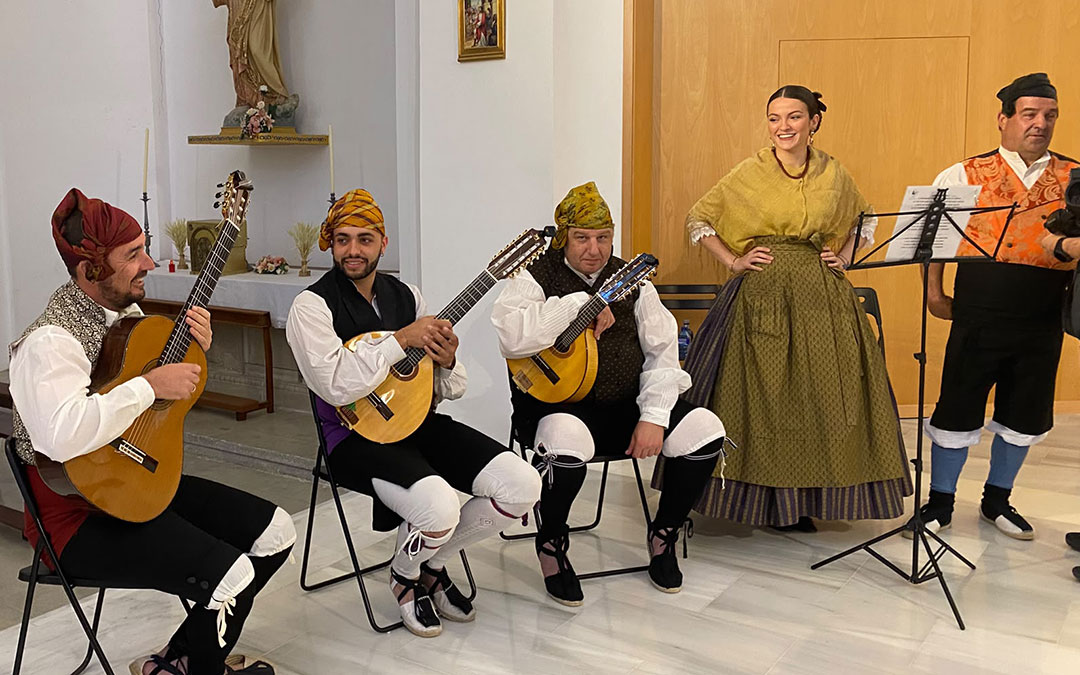 Isidro y Lucía Claver, junto a la rondalla / Jesús Burgos