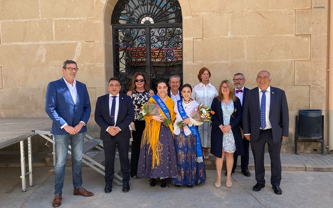 Los alcaldes de Samper y Andorra, las majas y otras personalidades antes del inicio de la procesión / Jesús Burgos