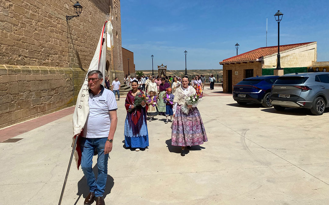 Samperinos arropando a la patrona al inicio de la procesión / Jesús Burgos