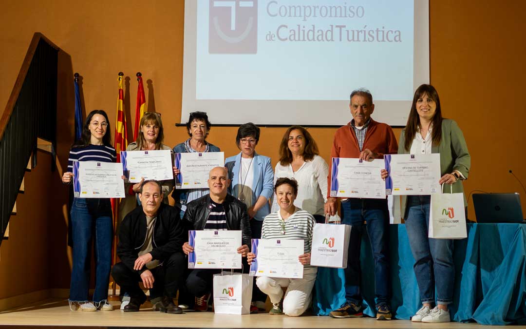 Premiados con los diplomas del Sistema Integral de Calidad Turística Española en Destinos (SICTED) y autoridades / C. Maestrazgo