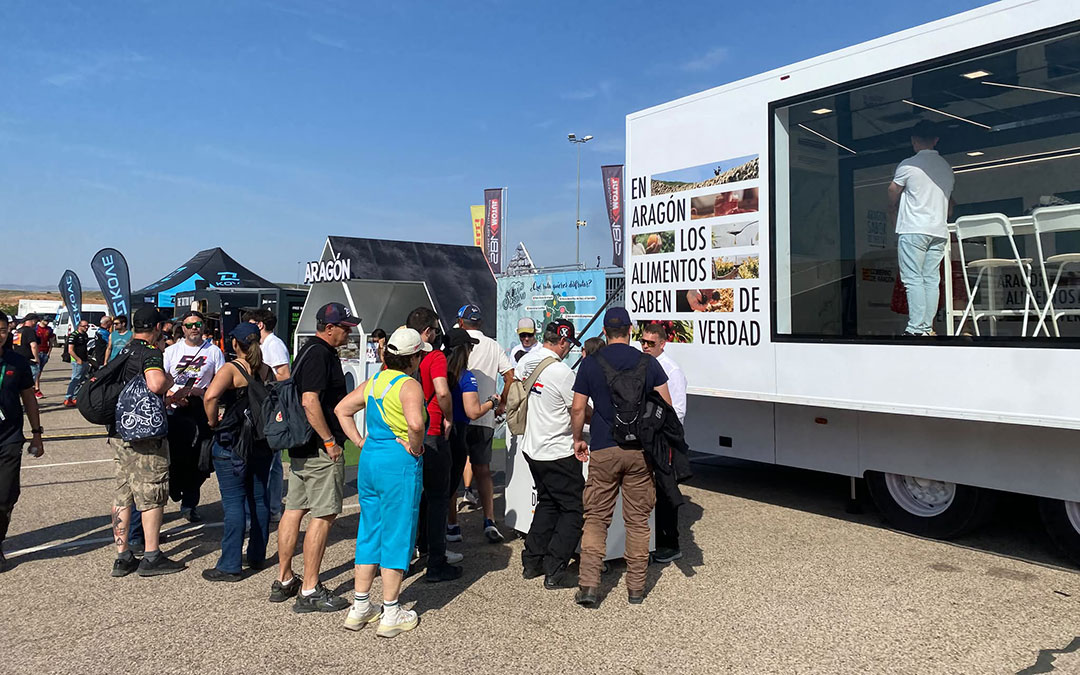 Varios aficionados en el camión de Alimentos de Aragón / Jesús Burgos
