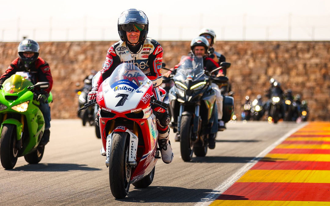Carlos Checa sobre su moto en la Fan Bike Parade / Motorland Aragón