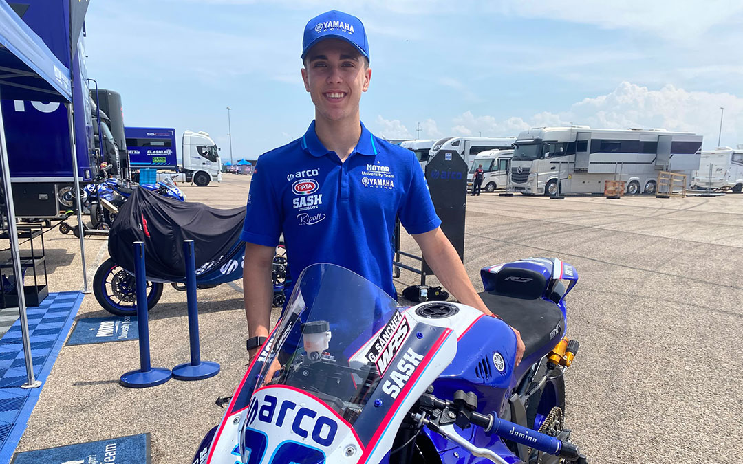Gonzalo Sánchez posa con su Yamaha YZF-R7 / Jesús Burgos