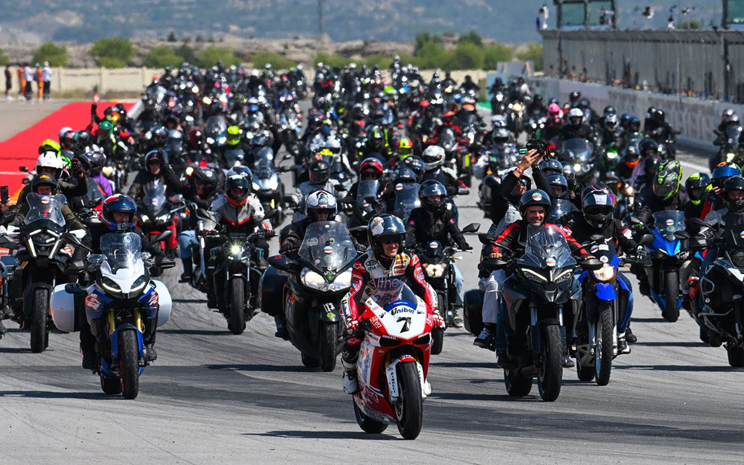 Multitudinaria Fan Bike Parade con Carlos Checa al frente / Motorland Aragón