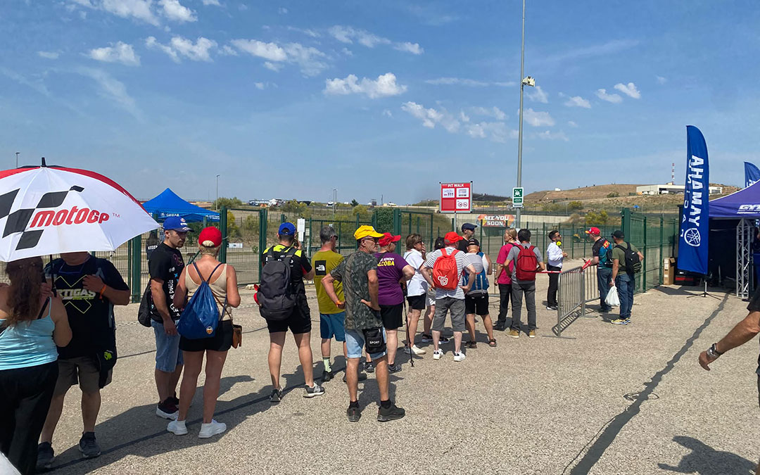 Colas para acceder al primer Pit Lane Walk / Jesús Burgos