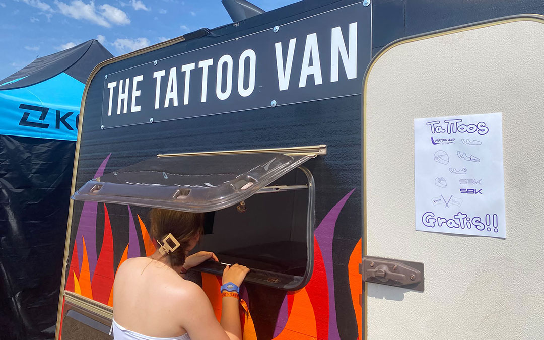 La caravana de The Tattoo Van donde los aficionados podían tatuarse gratuitamente / Jesús Burgos