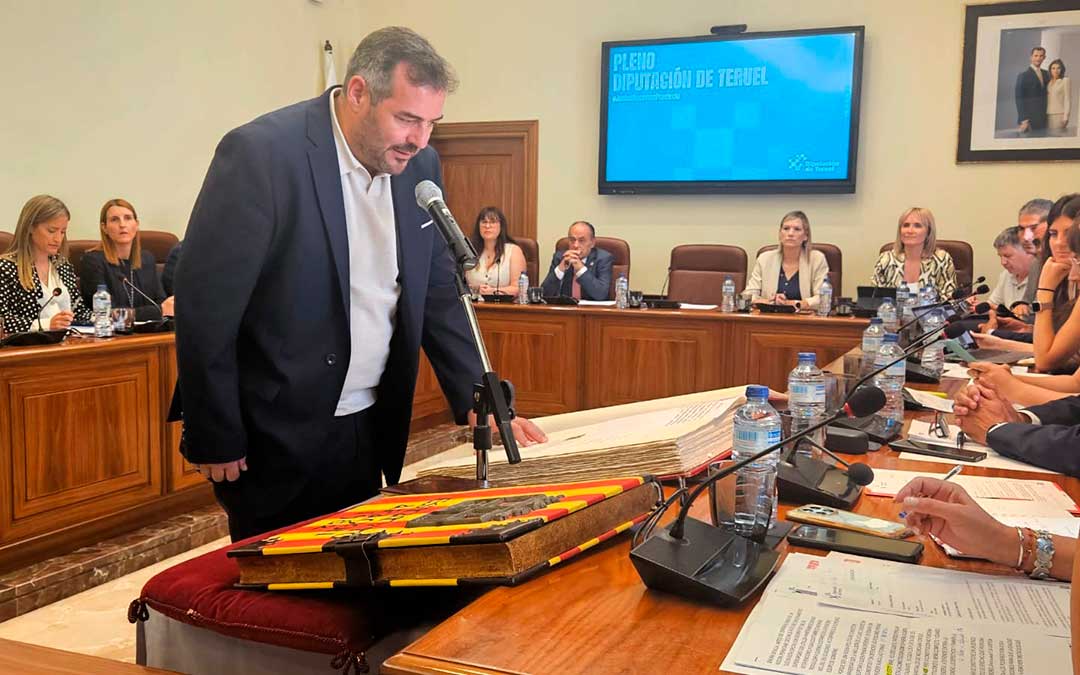 Momento de la toma de posesión de Óscar Librado durante el pleno./ DPT