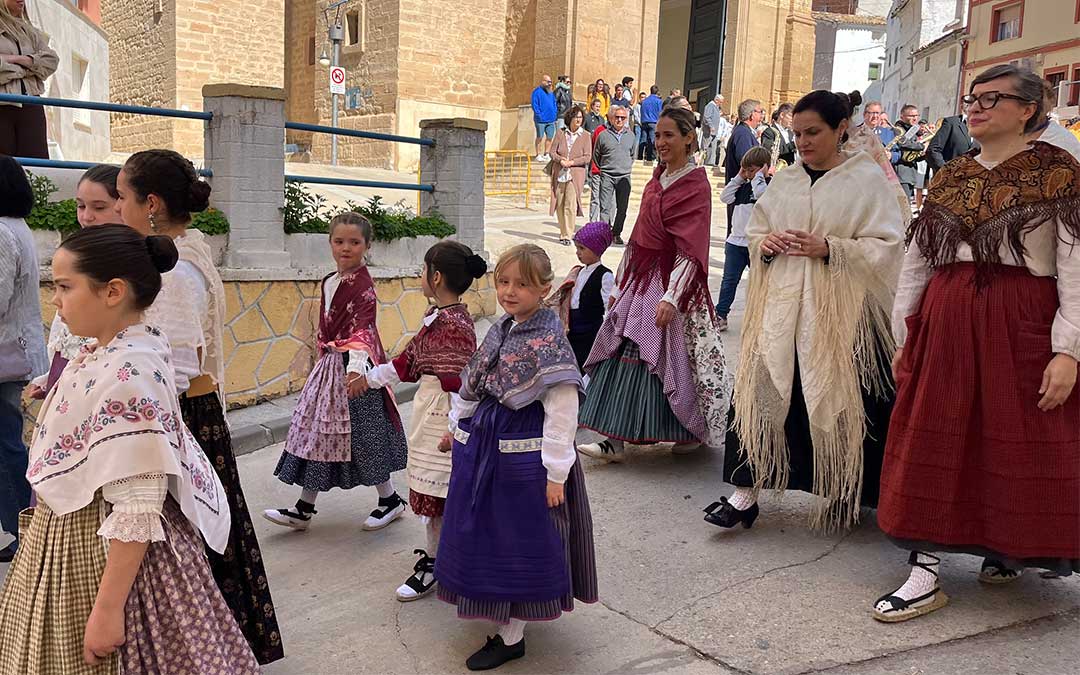 Vecinas con el traje regional con motivo de San Isidro en Urrea de Gaén / C.O.