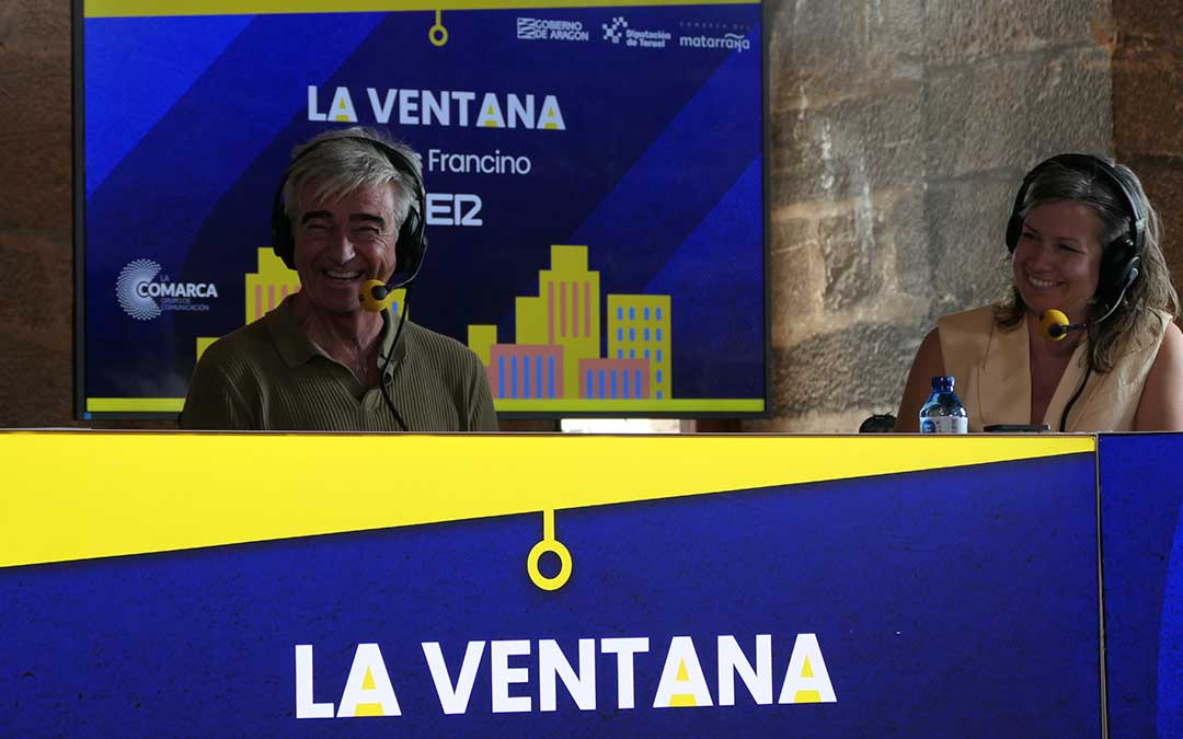 Carles Francino junto a Eva Defior, directora del Grupo de Comunicación La COMARCA / Beatriz Severino