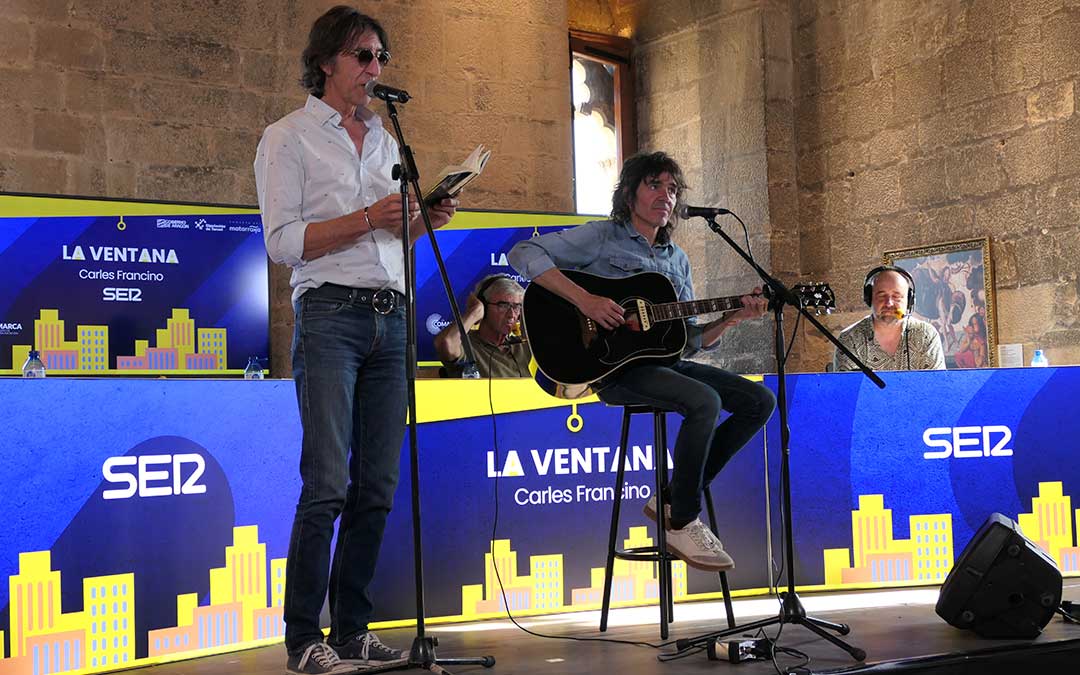 El cantante Rubén Pozo junto al poeta Benjamín Prado / Beatriz Severino