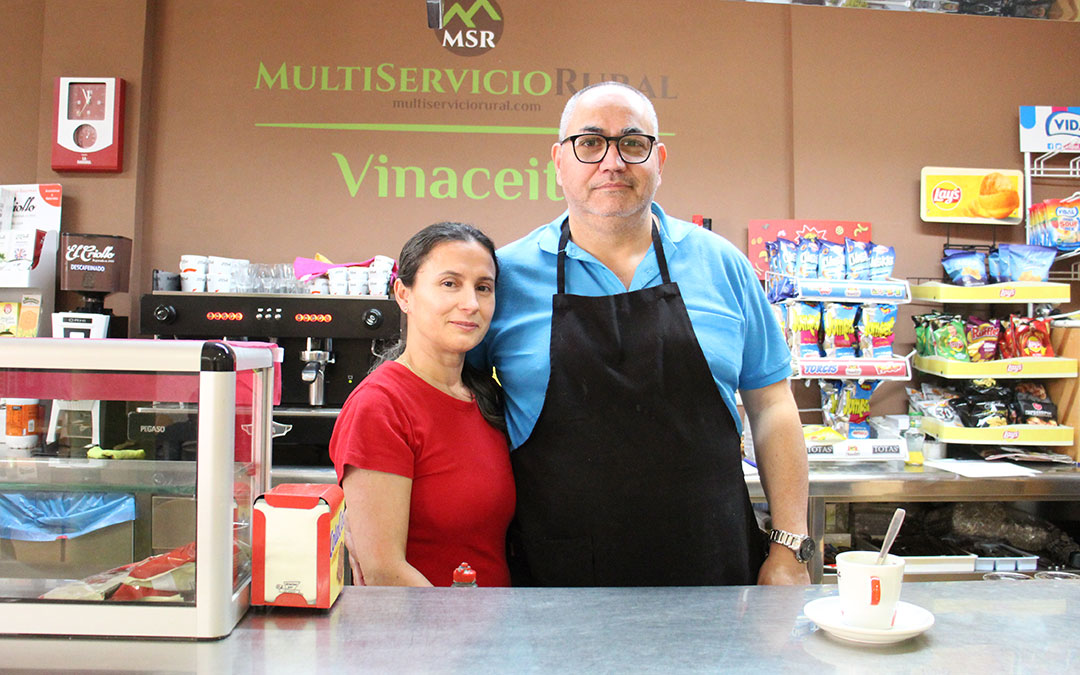 De martes a domingo, en su puesto de trabajo: Luz Mery Fernández y Luis Emilio Tamayo son los gerentes del multiservicio de Vinaceite desde el 1 de octubre de 2025. / B. Severino