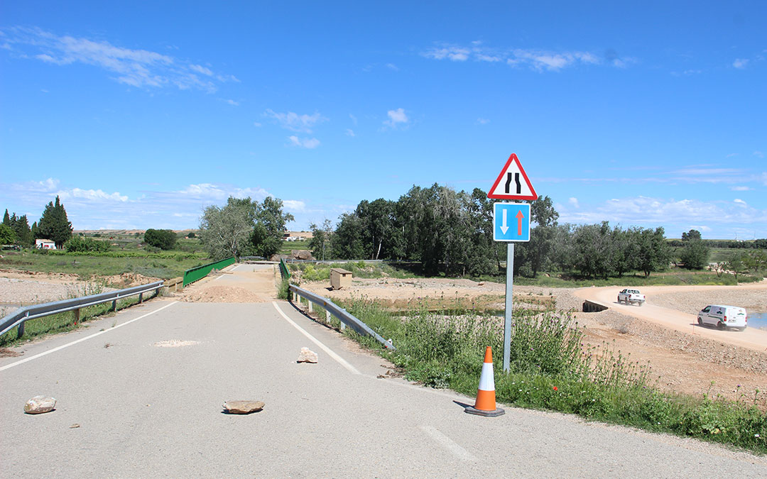 Carretera provincial cortada desde el 14 de junio de 2025. Es el enlace principal con zonas de cultivo y con Belchite. El tráfico se desvía por un paso provisional a ras del río Aguasvivas. / B. Severino