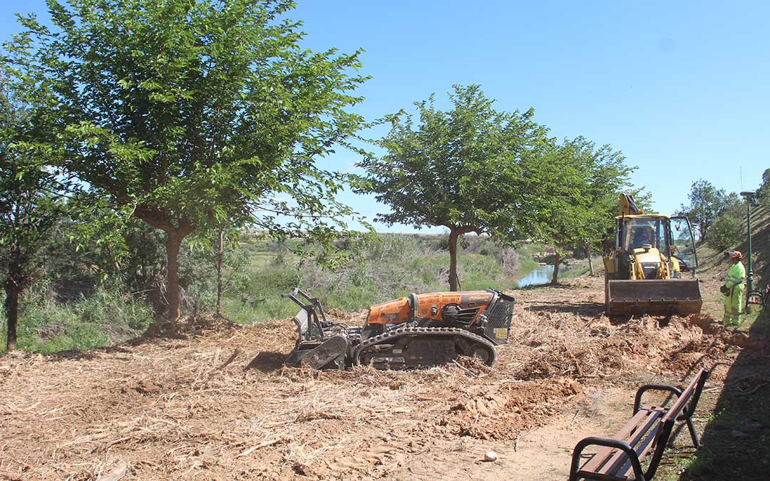 Limpieza y reparación de la zona en la que se ubicaba el parque junto al río Aguasvivas frante al ayuntamiento de Vinaceite. / B. Severino