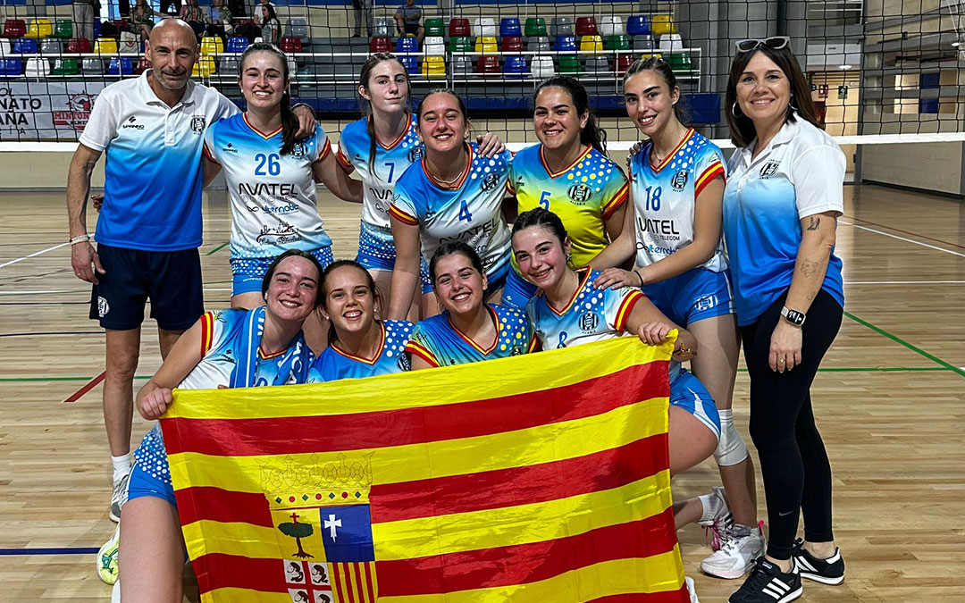 El Club Voleibol Alcañiz posa con la bandera aragonesa en Almeria / Cedida