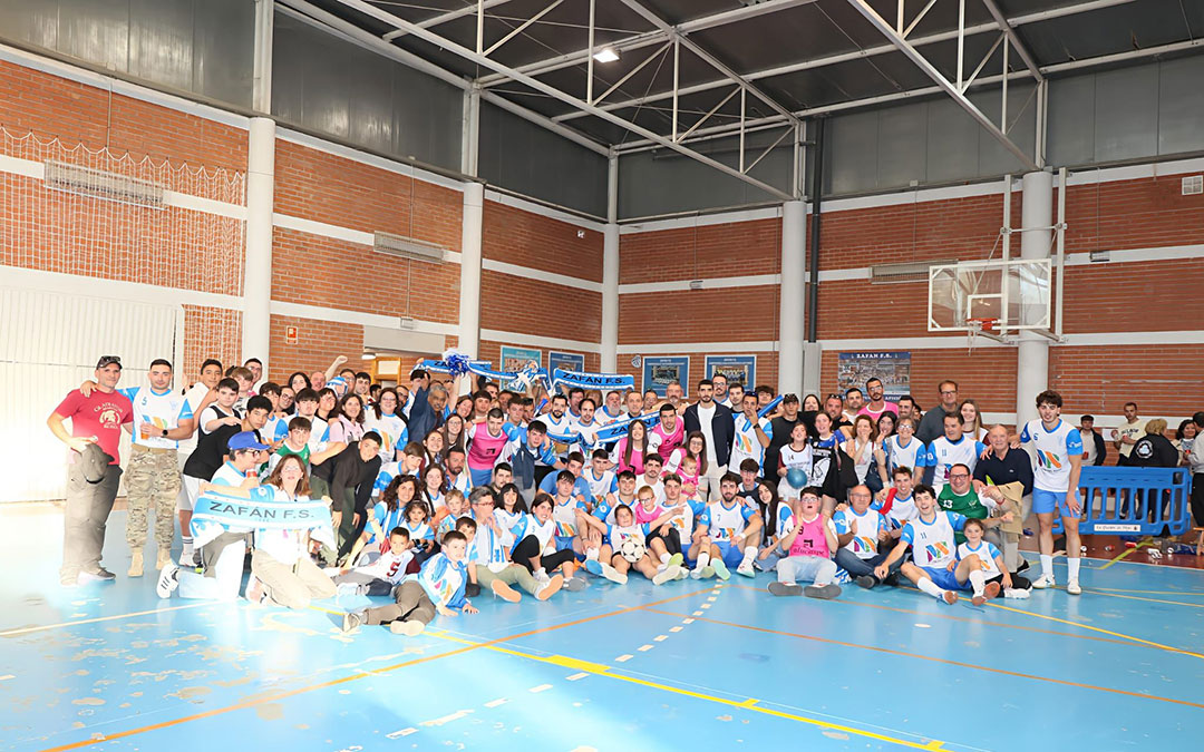 La plantilla al completo del Zafán FS junto a familiares / Cedida