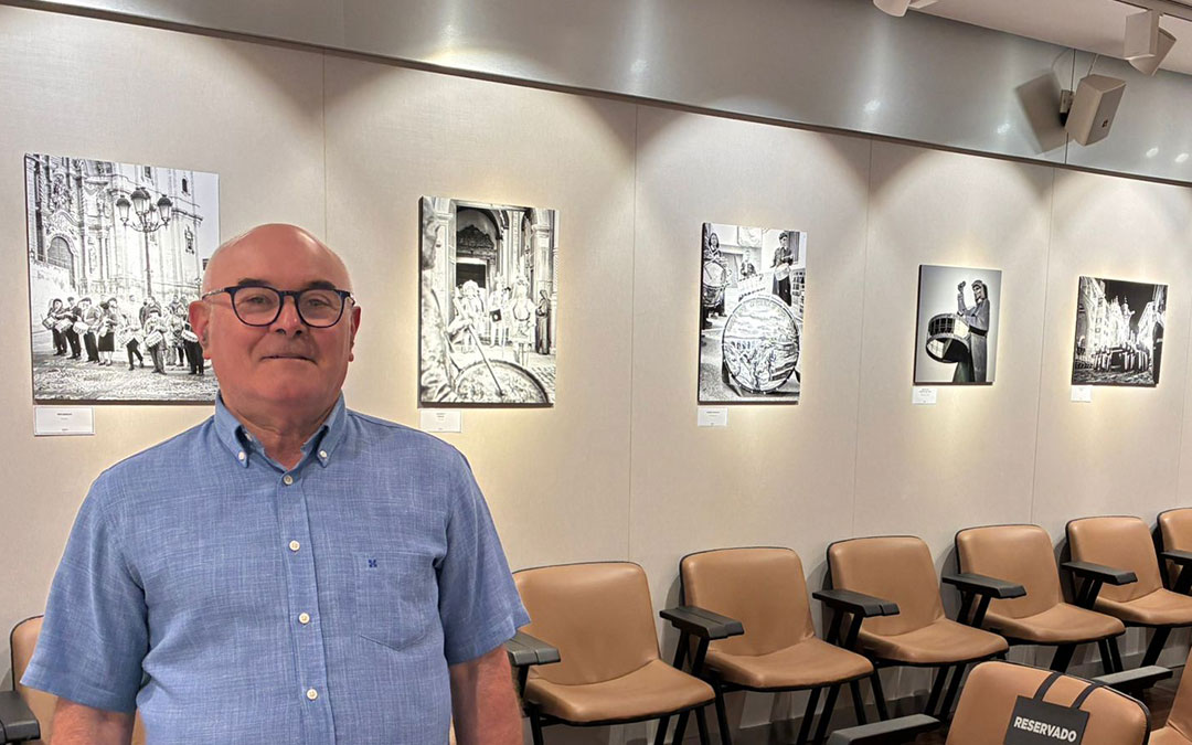 El albalatino Francisco Pina, en su exposición 'Entre tambores' en el Ámbito Cultura El Corte Inglés de Independencia en Zaragoza. Muestra momentos de todos los pueblos de la Ruta. / L.C.