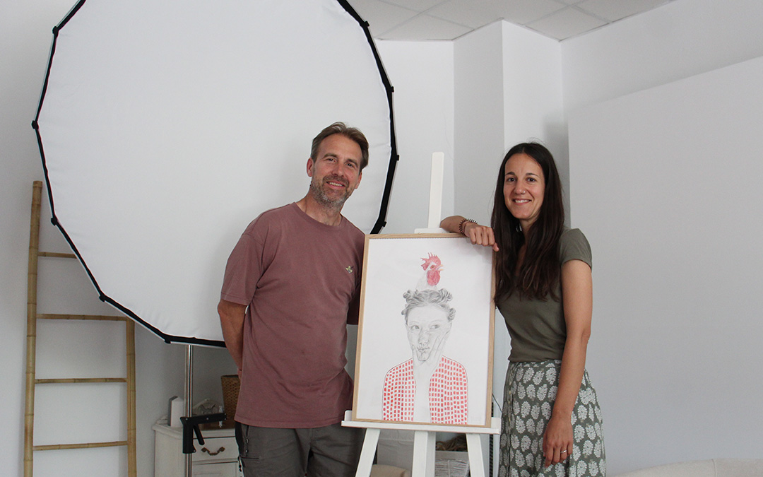 Beatriz Abadía posa con una de sus ilustraciones en el estudio de Foto Río, que lleva con su pareja Phil Lineker. / B. Severino