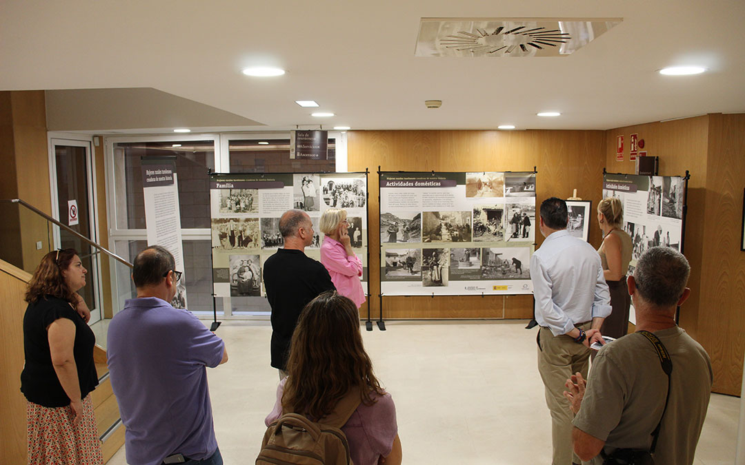 Exposición 'Mujeres Rurales Turolenses. Creadoras de nuestra historia', en la Biblioteca de Alcañiz. / B. Severino