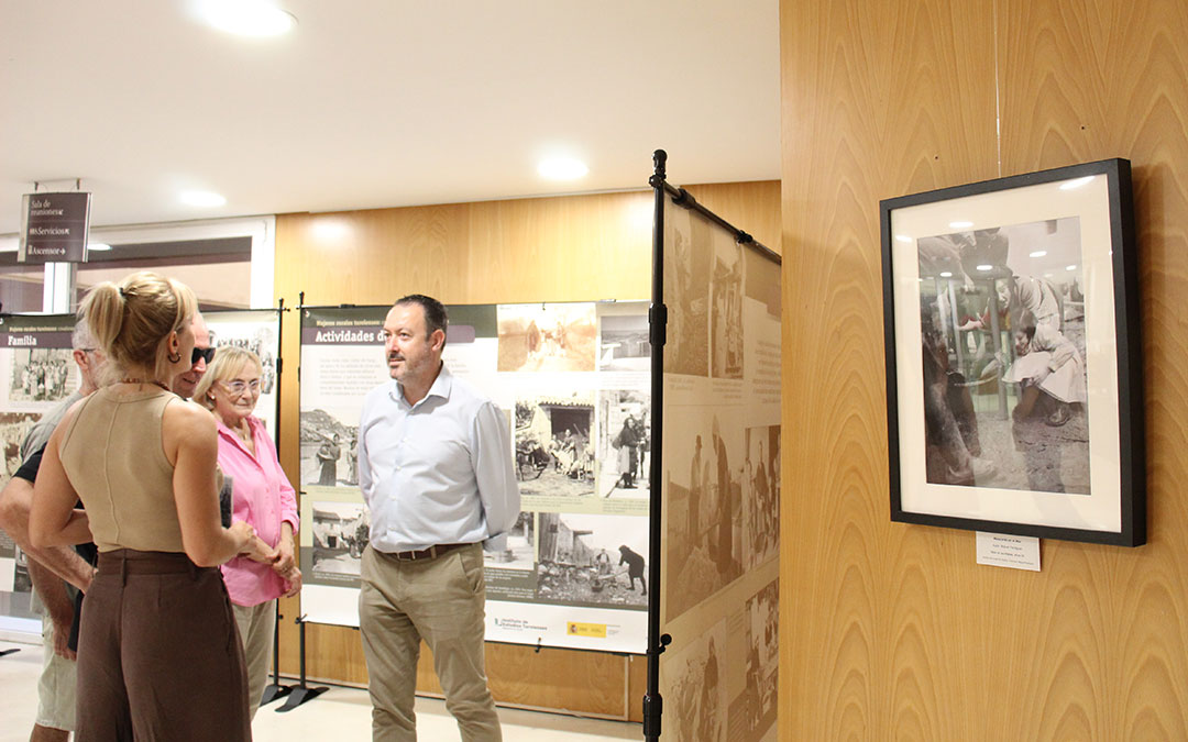 Exposición 'Mujeres Rurales Turolenses. Creadoras de nuestra historia', en la Biblioteca de Alcañiz. / B. Severino