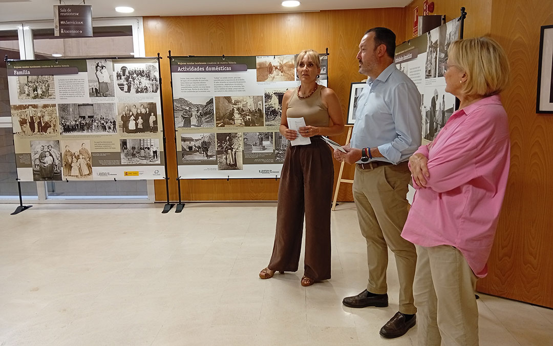 Inauguración de la exposición Mujeres Rurales Turolenses con la diputada Beatriz Redón, el concejal Javier Climent, y la archivera municipal, Teresa Thomson. / B. Severino