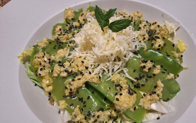 Ensalada de bisaltos con pesto de pistacho y menta
