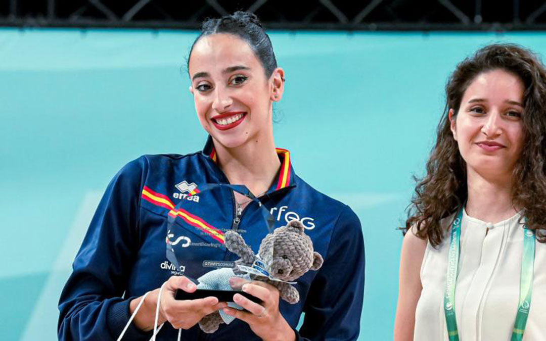Alba Bautista recibiendo el premio el premio 'Smartscoring Shooting Star’ / European Gymnastics