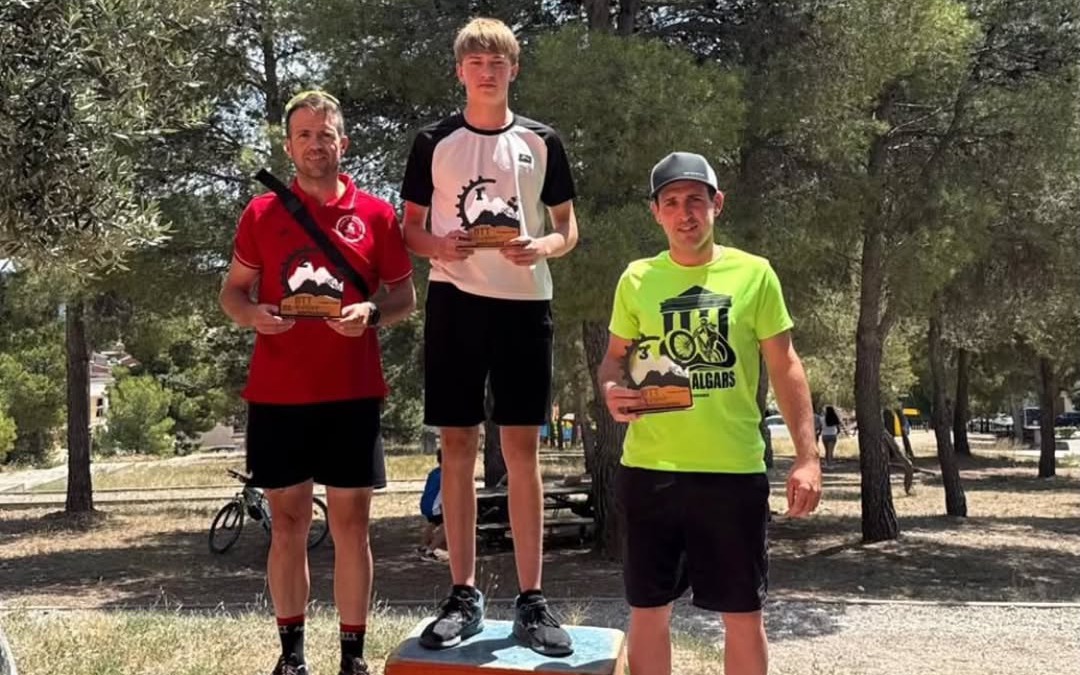 El andorrano Carlos Sanz consiguió alzarse a lo más alto del podio tras ganar la carrera corta de la XIII BTT de Aguaviva /CCP Andorra Teruel