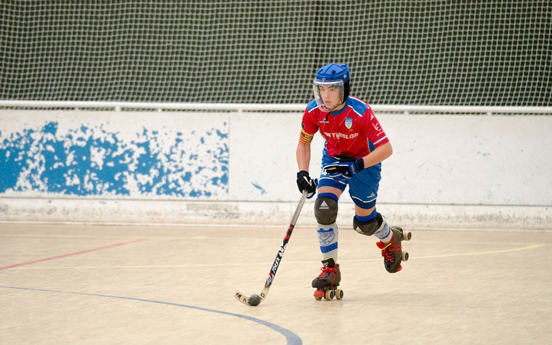 Un jugador del Alcañiz Club Patín conduciendo la pelota / Cedida