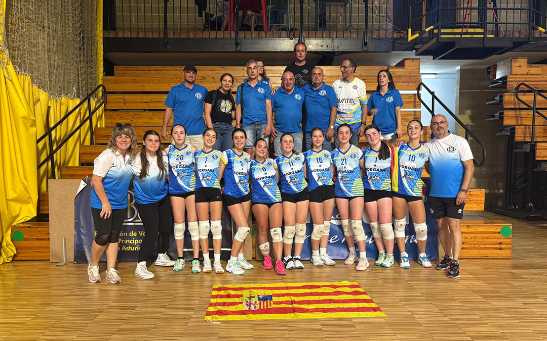 La plantilla del infantil del Club Voleibol Alcañiz en el Campeonato de España / Cedida