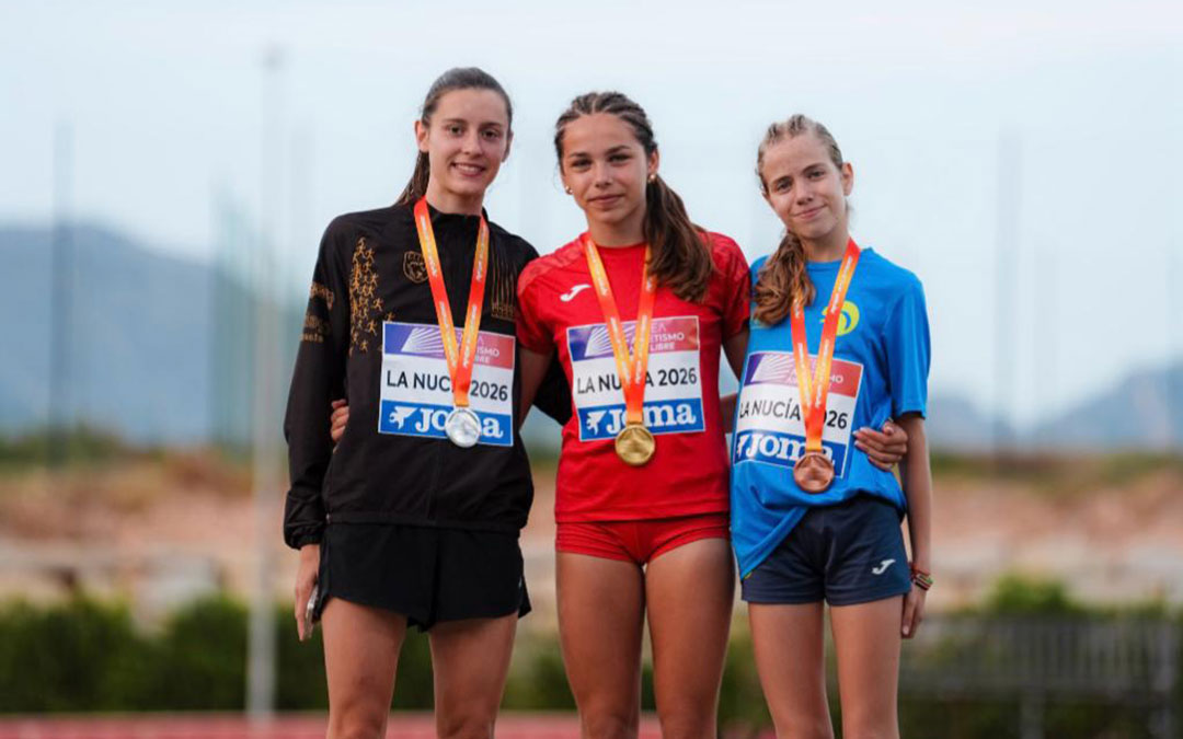Carlota Gasión junto a las otras dos corredoras que completaron el podio este fin de semana / Cedida