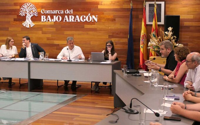 Debate del Estado de la Ciudad en Alcañiz: El PP defiende un modelo «que mira al futuro», el PSOE acusa al Gobierno de «engaños» y Vox pide «lealtad institucional»
