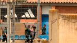 El detenido ha sido trasladado en el campo de fútbol de Los Rosales./ L.C.