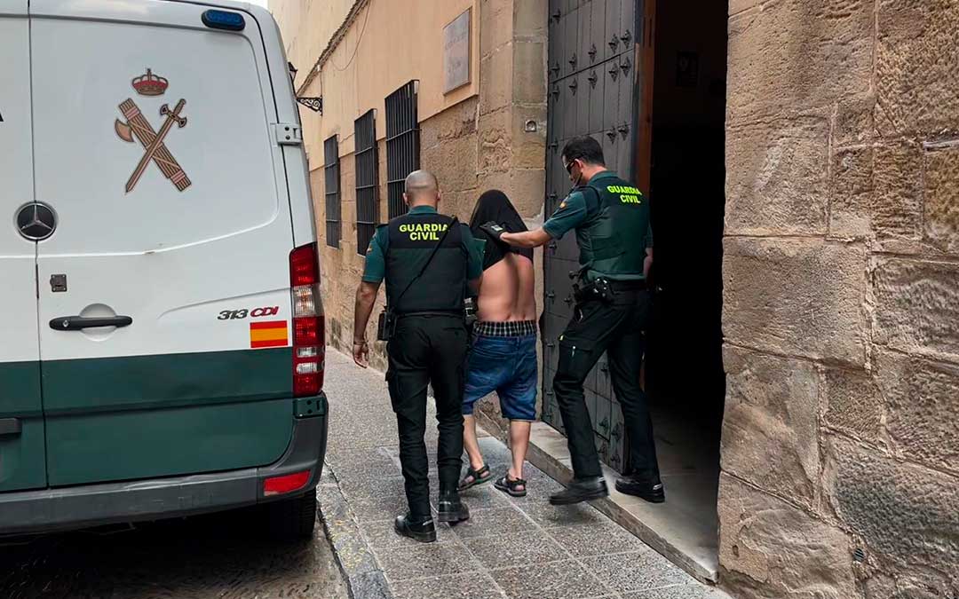 Uno de los detenidos a la salida del juzgado de Alcañiz./ M.M.R.