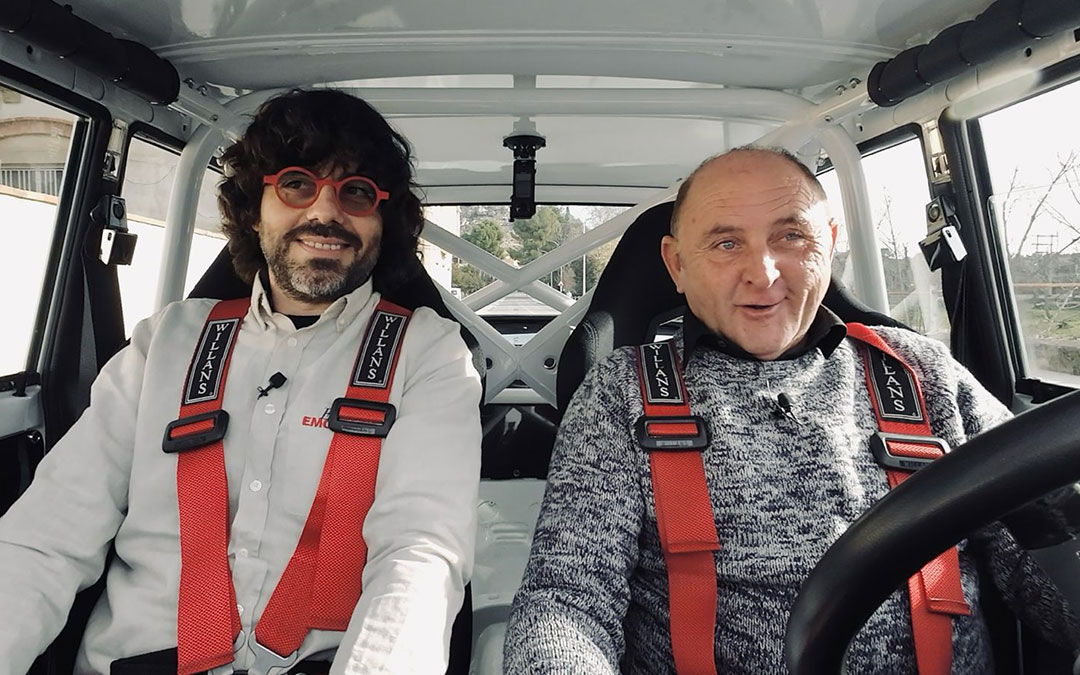 Víctor Nuñez y Melquiades Oliveros subidos al coche / Cedida