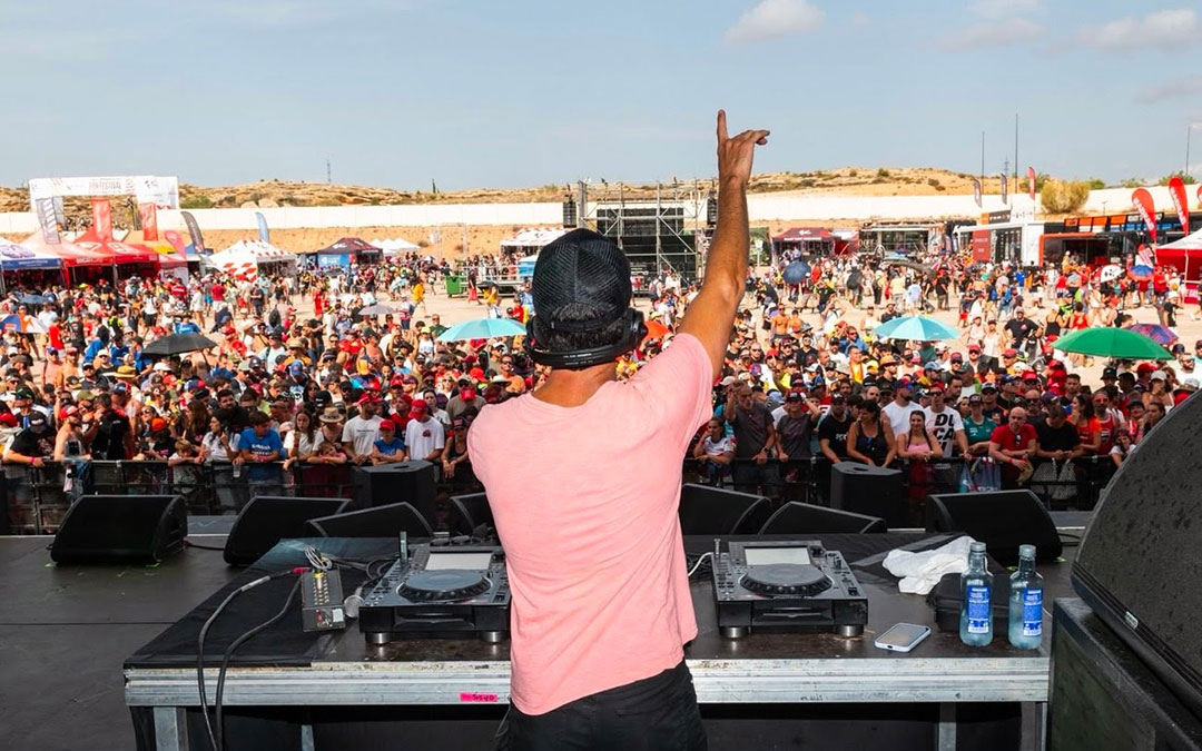 Imagen de un DJ con el público en Motorland Aragón / Motorland Aragón