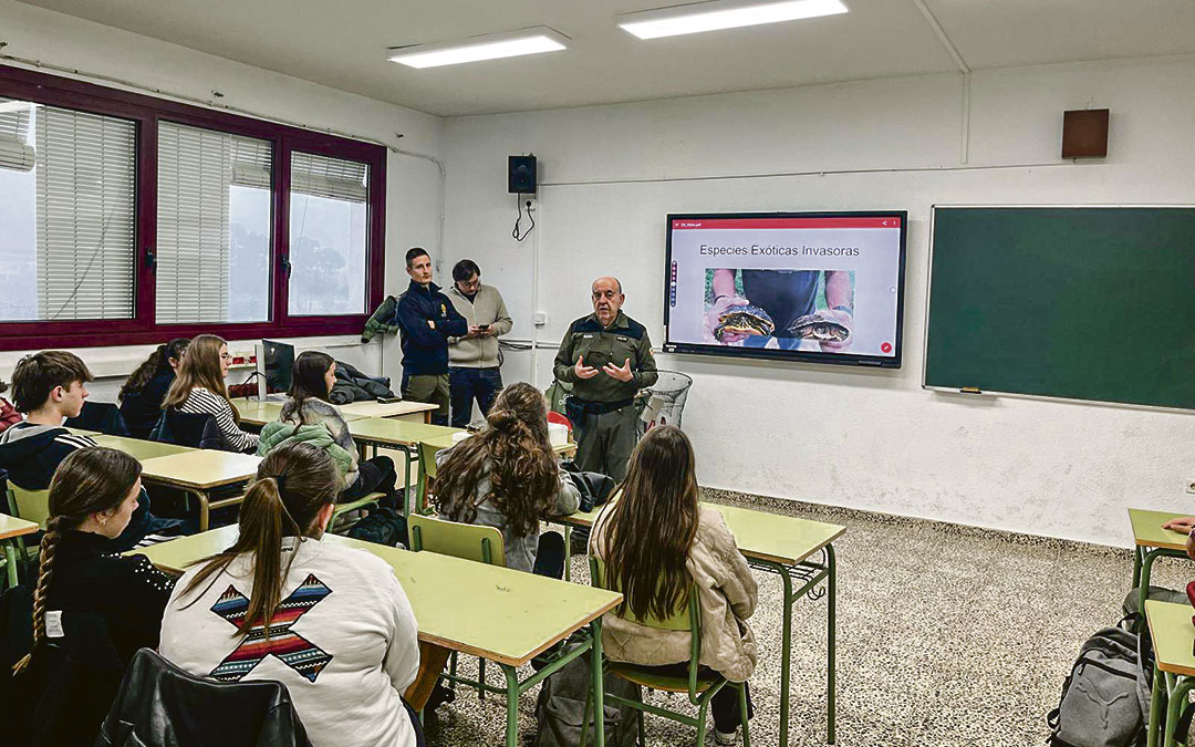 Escorza, en Alcañiz, impartiendo una charla sobre especies exóticas invasoras. / Archivo personal